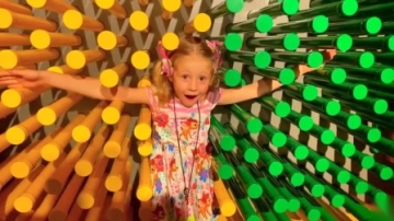 萌娃小可爱和爸爸来到了有趣儿童乐园，小家伙们玩得可真是开心啊！