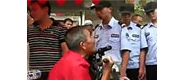 【拍客】8旬老人三轮电瓶被没收 下跪喊毛主,席万岁
