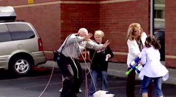 歪果仁街头整蛊恶搞，交警被小学生给恶搞！