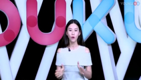 网红坐王俊凯床铺搔首弄姿