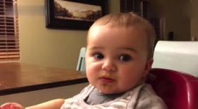 萌宝满心期待地看着辅食，最后变成了强忍着咽下，太可爱了