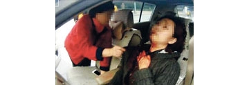 【拍客】实拍女司机突遭后座女子割喉 被紧急送医