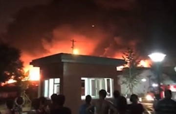 现场实拍：北京新宫附近大火 爆炸声不断