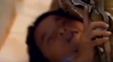 柬埔寨小男孩竟与6米巨蟒同吃同睡七年