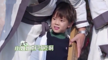 嗯哼见到阿拉蕾超害羞，杜江：你还是我儿子吗？萌娃害羞合集