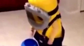 萌宝宝穿成了小黄人，太可爱了！