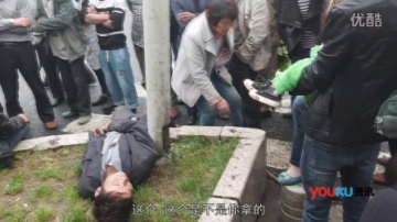 【拍客】两名醉汉横躺路边 疑偷附近店主三轮车