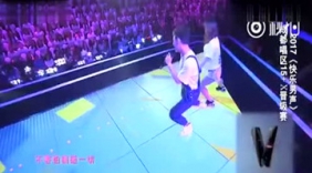 快乐男声帅哥演唱《告白气球》 美女配舞