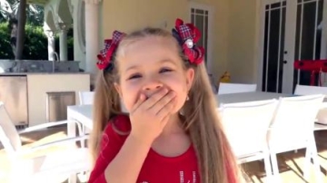 萌娃小可爱真是个机灵鬼呢！哥哥想吃糖果，小家伙让他靠劳动来换取！—萌娃：你先把地扫了！