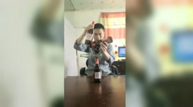 民间牛人这样表演平衡术真是逆天