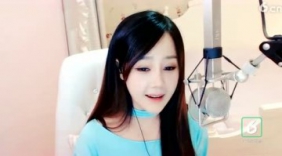 美女翻唱阿杜《离别》女声版的也很好听