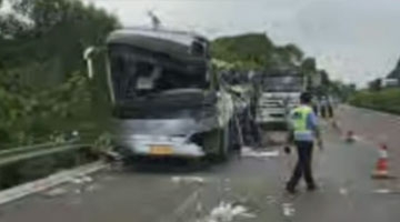 广昆高速一大巴翻车 10人死亡