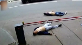 街头两名男子一动不动地上躺着, 查看监控才知道发生了这一幕!