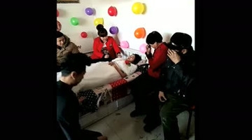 实拍，天下最有情的婚姻，这就是不离不弃的爱情 祝福你们！