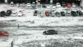 哈尔滨遭暴雨冰雹突袭 六月天街道成冰河