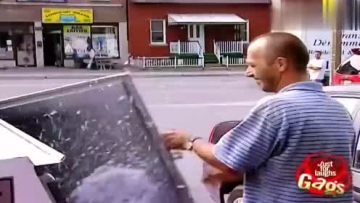 街头恶搞：大雪纷飞的街头冷藏箱