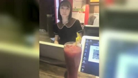 整蛊恶搞美女网管，美女的表情很无奈