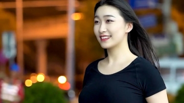三里屯街拍出镜率很高的美女，笑起来真好看