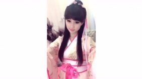 美女你穿也到哪个朝代了，还玩手机自拍