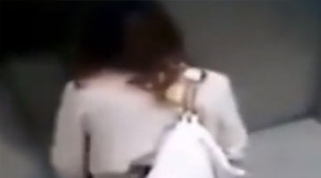 监拍时髦女子内急难忍 电梯里撩起裙子蹲下排便