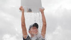 天王刘德华接受“冰桶挑战” 点名周杰伦朗朗接力