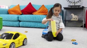 萌娃小可爱的这些遥控玩具车真漂亮！—萌娃：小汽车们，我们一起来玩游戏吧！