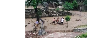 【拍客】秦岭突发山洪 9名游客被冲走
