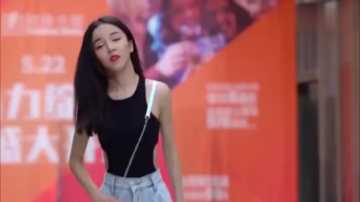 街拍美女：颜值和身材，这美女全都有啊！