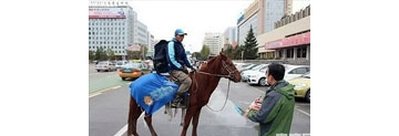 【拍客】呼和浩特：备战“双11”骑马送快递