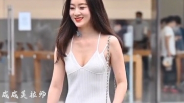 街拍，白衣服的小姐姐，笑起来好真实