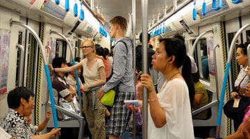 女子地铁上怒斥“咸猪手” 出站后被尾随殴打