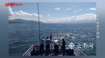 女子乘游轮拍照手机掉入洱海 哭喊欲跳船寻机