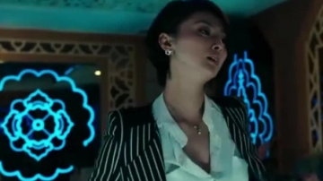 老板要求美女总监到桌子上热舞，美女无奈最终屈服!