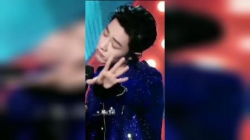 肖战王一博跳舞抛衣服，哥哥帅，还是弟弟更撩