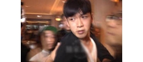 【拍客】实拍：柯震东获释明显发福 暴怒要打人