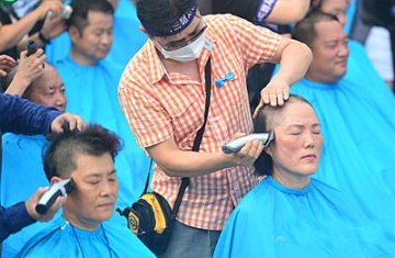 九百韩国民众集体削发 抗议部署萨德