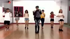 美女舞蹈室练习舞蹈，这是什么舞有点酷啊