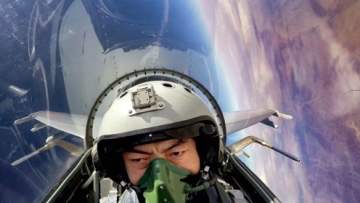 使用这个头盔，飞行员能更轻松的躲避导弹！