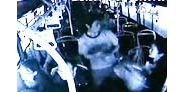 【拍客】实拍男子公交对女子行凶遭众人制服