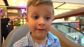 可爱萌娃：小正太请小萝莉吃冰激凌，小萝莉上来就点了个最贵的，小正太欲哭无泪