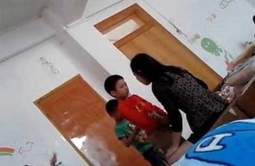【拍客】广东一幼儿园老师体罚学生 被同事拍下上传网络