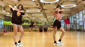 两位美女跳这么妖艳的舞蹈，看后让人念念不忘