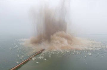 实拍梁子湖分洪爆破现场 1500多人永久搬离