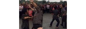 【拍客】实拍大妈广场斗舞 舞姿劲爆似夜场女王