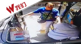 吓！公交行驶中 司机突然被乘客拽下车