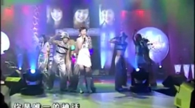 超级女声张含韵、安又琪、王媞演唱《super star》.