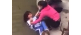 【拍客】女孩考试成绩差 被母亲推入河中训斥