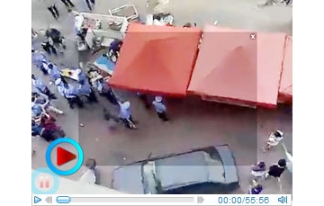 城管暴力执法如扫荡 百姓遭殴打 场面混乱