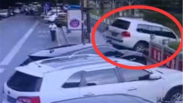监控实拍：SUV准备停车时疑似油门当刹车 撞破护栏径直摔下桥