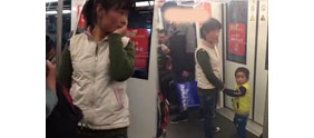 【拍客】实拍上海地铁2号线2乞讨女1童谩骂踢打威胁乘客